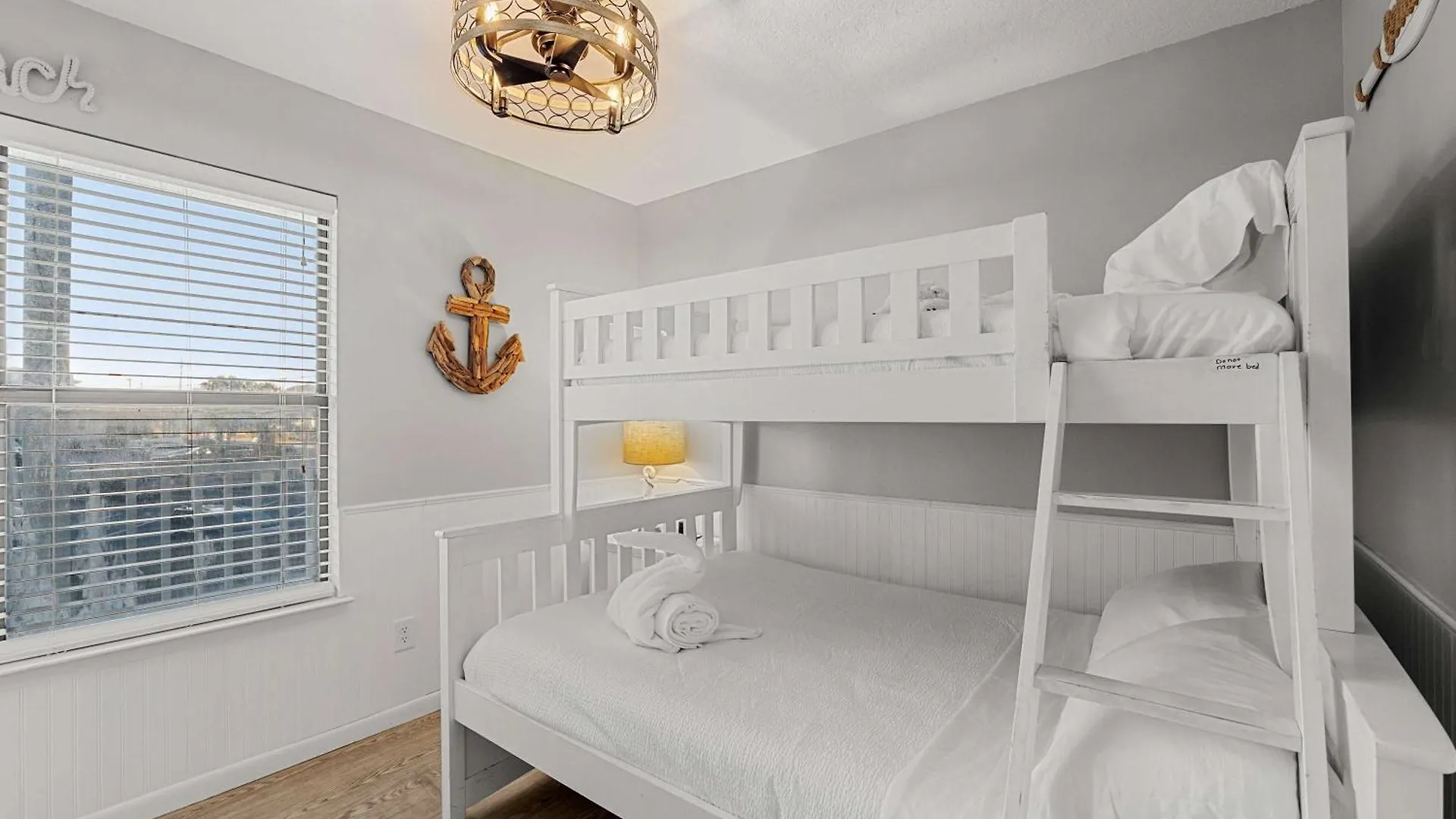Beachfront - 2 Bedrooms - Big Screen Tv
