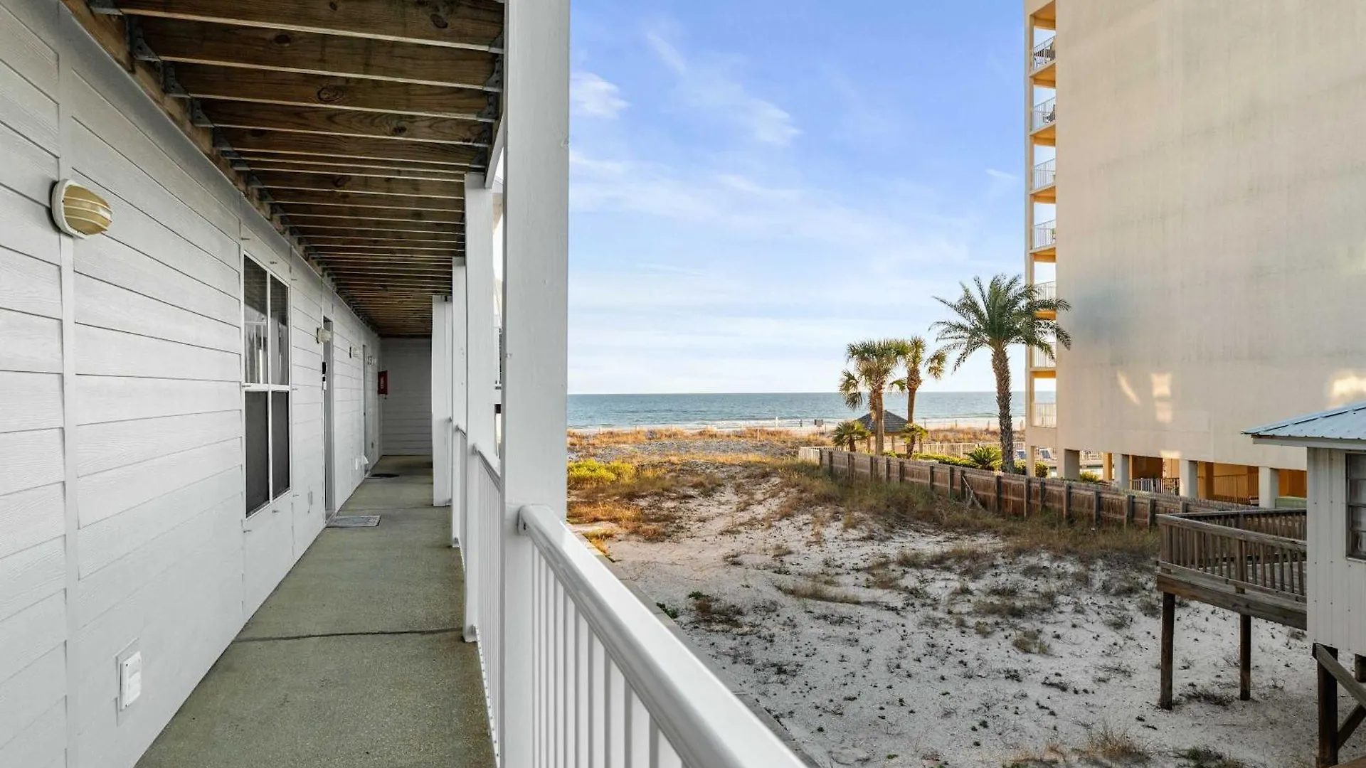 Beachfront - 2 Bedrooms - Big Screen Tv Holiday home