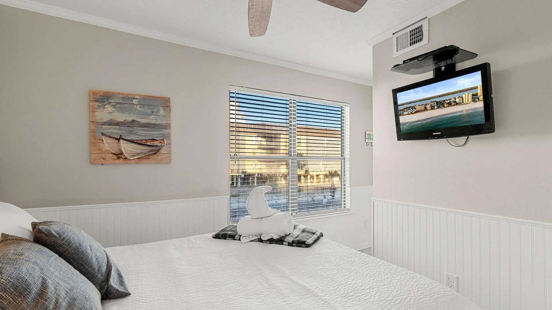 Holiday home Beachfront - 2 Bedrooms - Big Screen Tv *