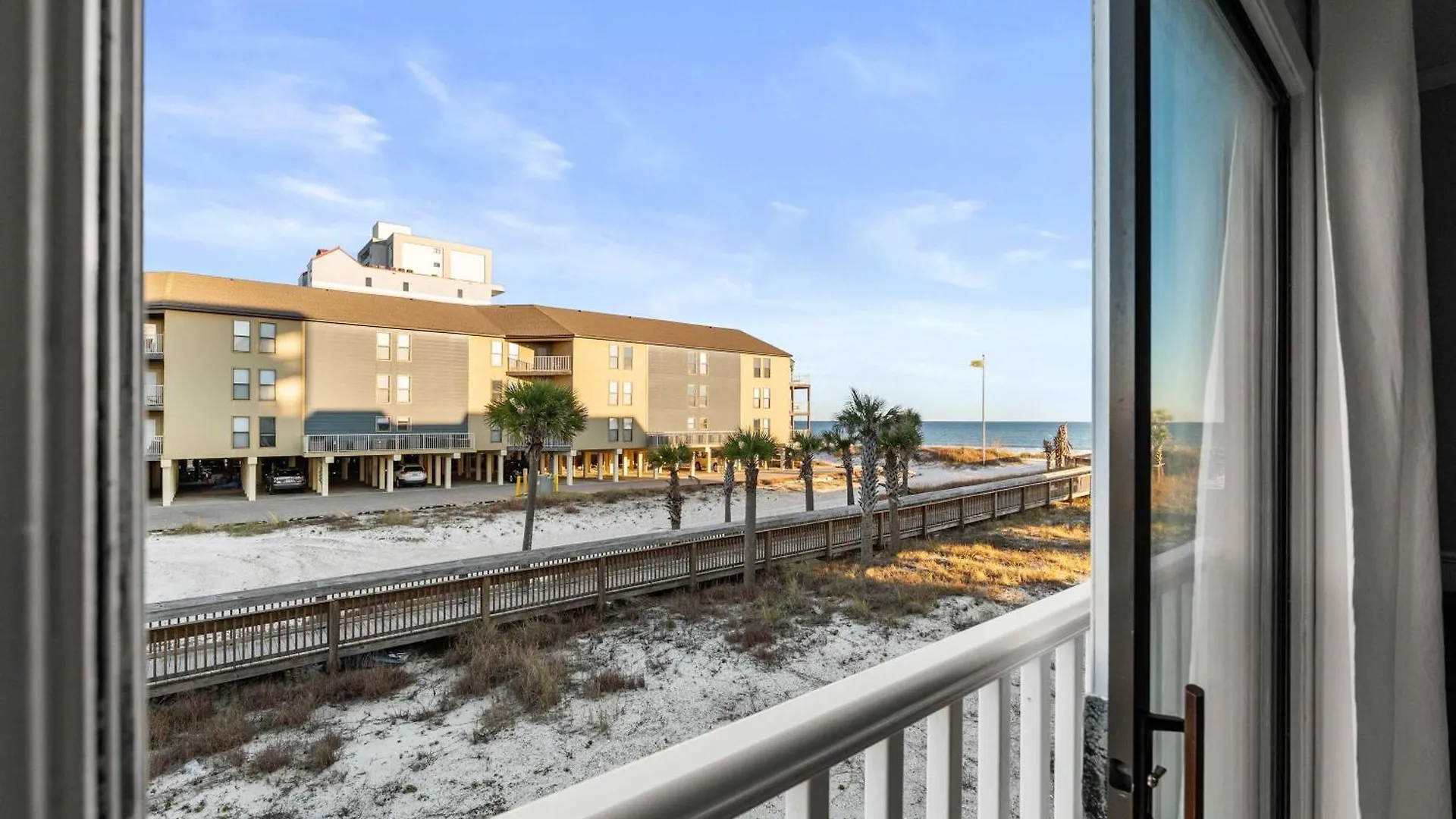 Beachfront - 2 Bedrooms - Big Screen Tv Holiday home