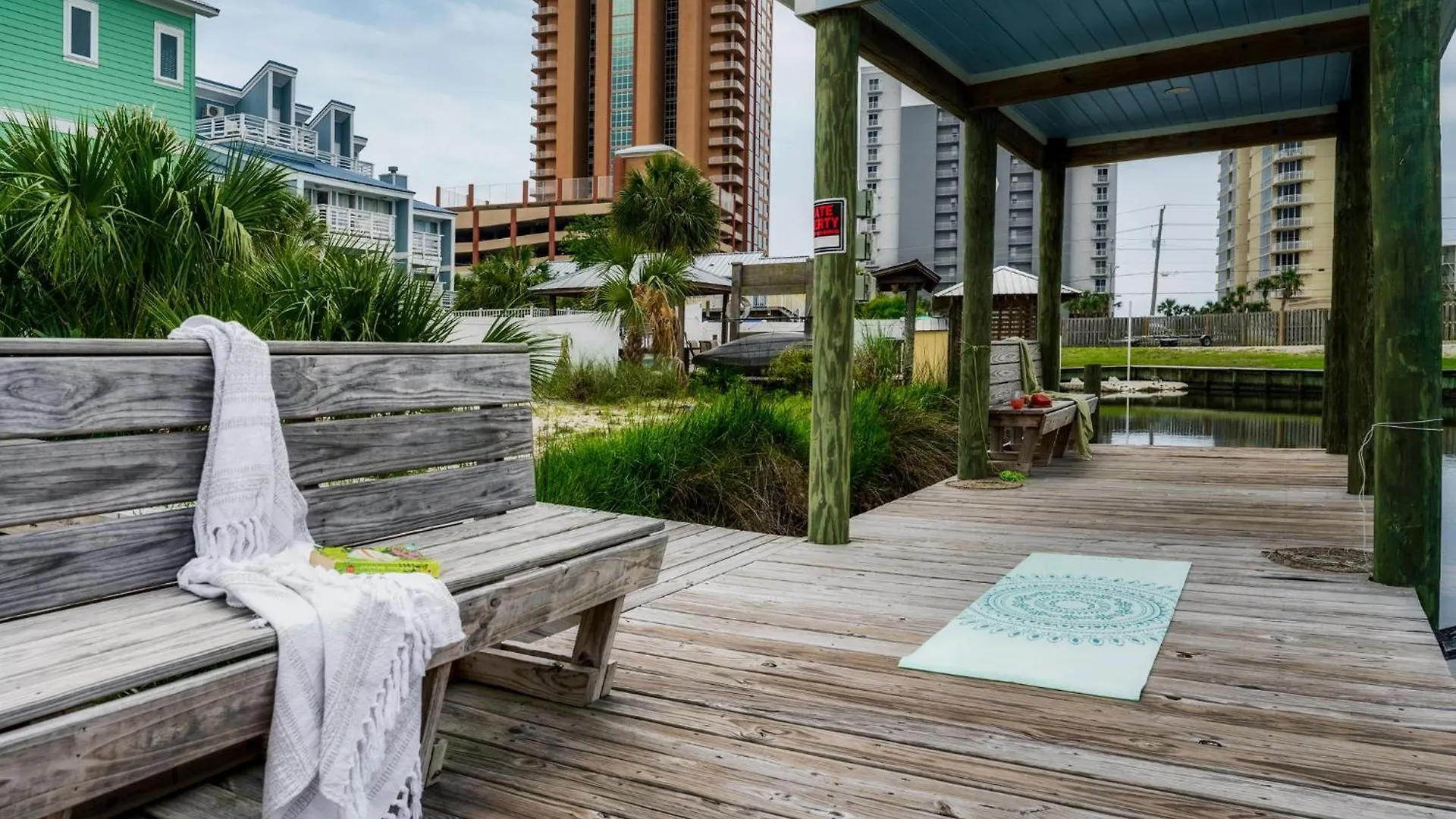 Cozy Girls Summer Getaway! Bungalow W Private Beach! Holiday home *