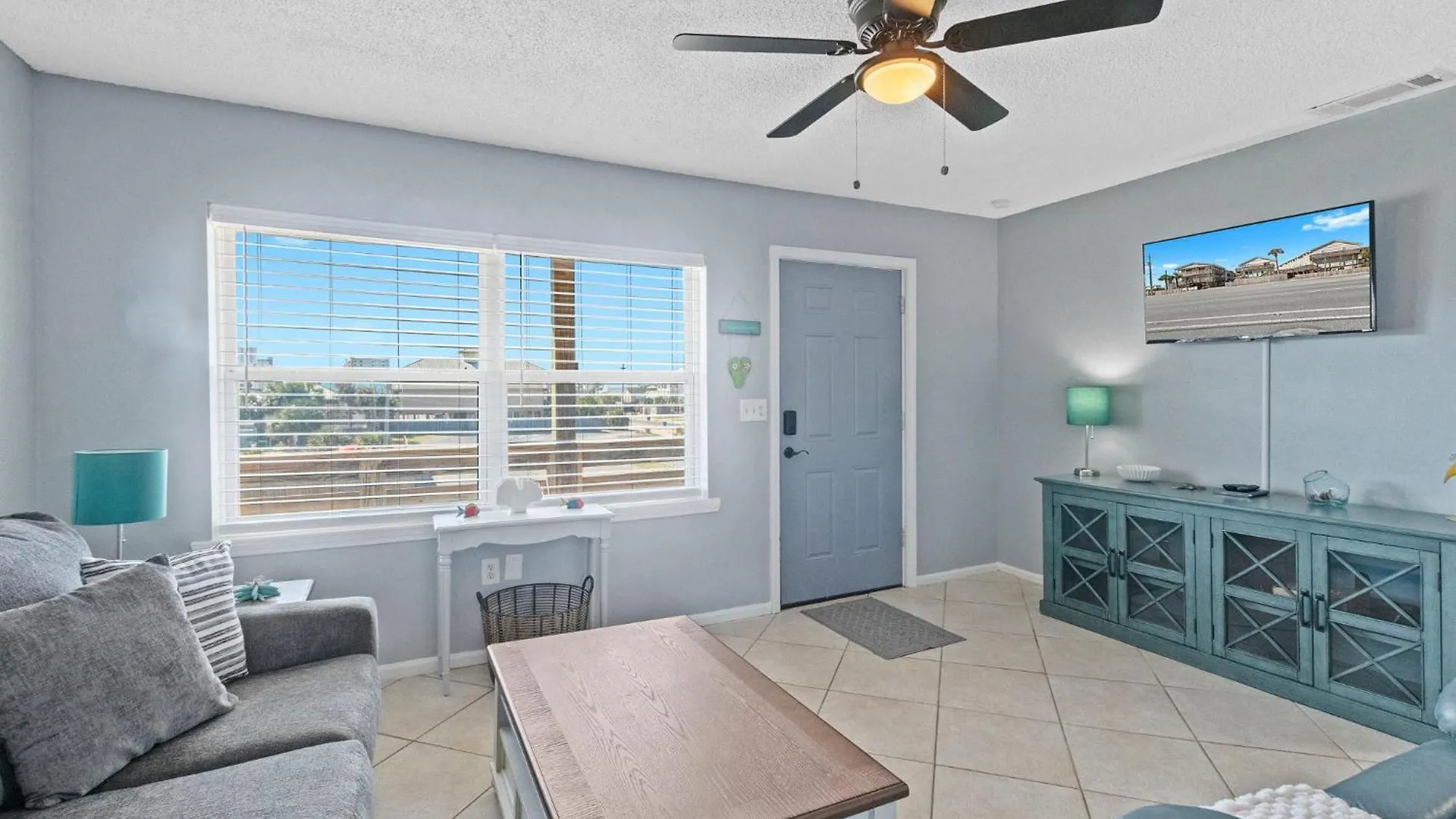 2br Retreat With Pool, Near And The Hangout Apartment