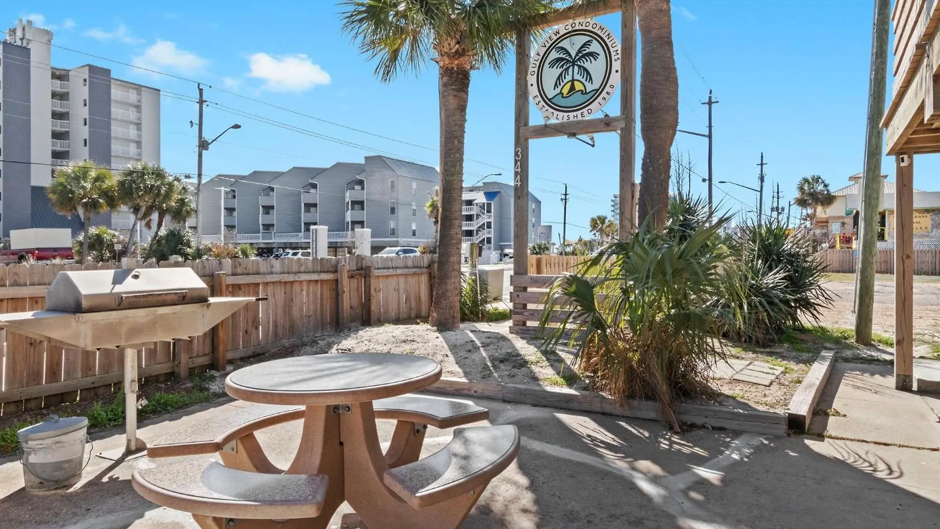 Apartment 2br Retreat With Pool, Near And The Hangout Gulf Shores