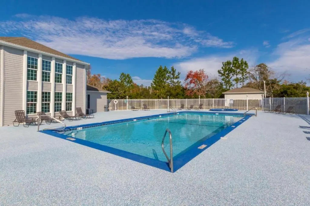 Holiday home 2br/2ba Full W/ Pool & Gym, Sleeps 6 *