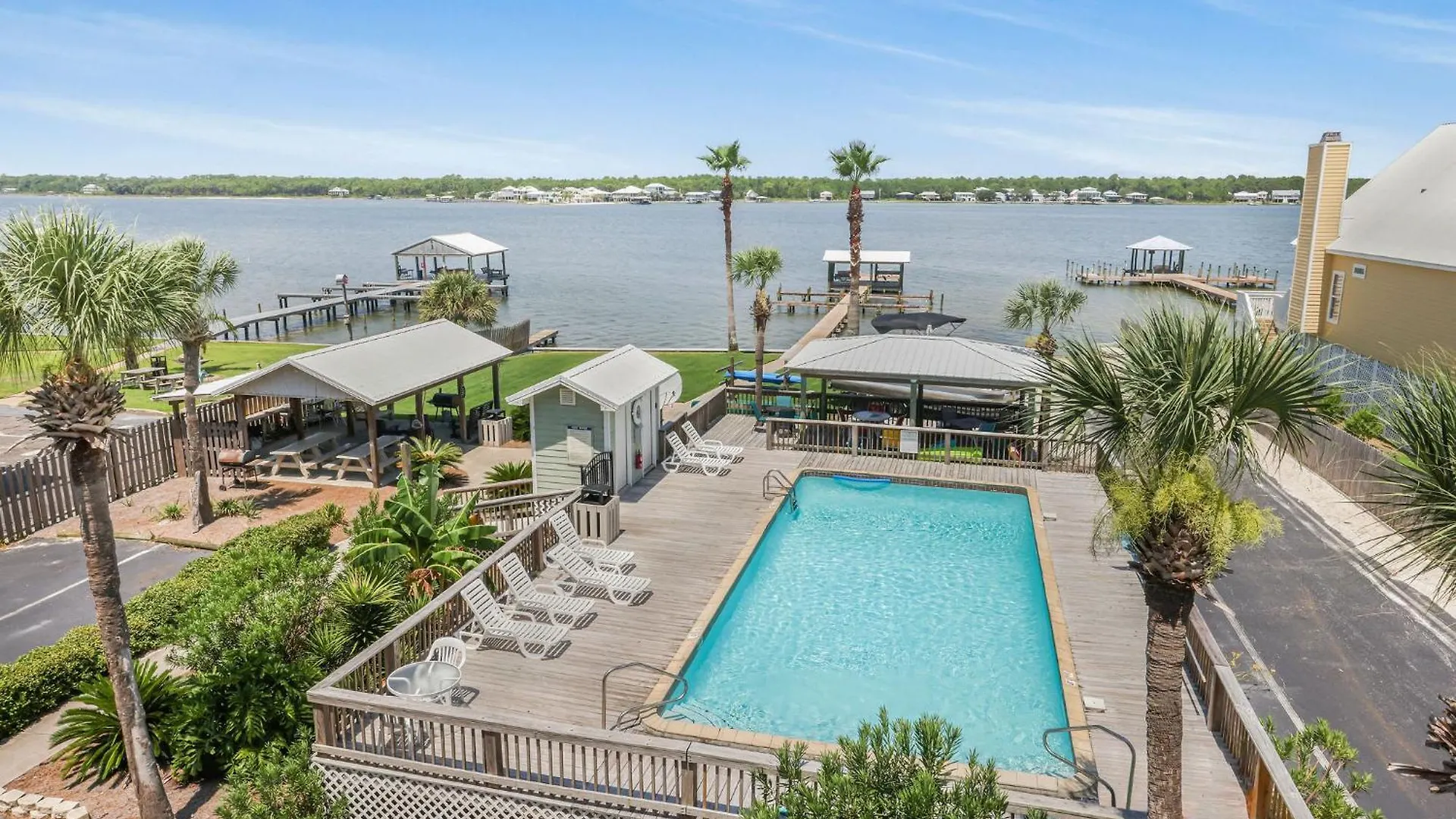 Lagoon Landing 202- Beautifully Decorated With Balcony & Pool Steps To & Lagoon *