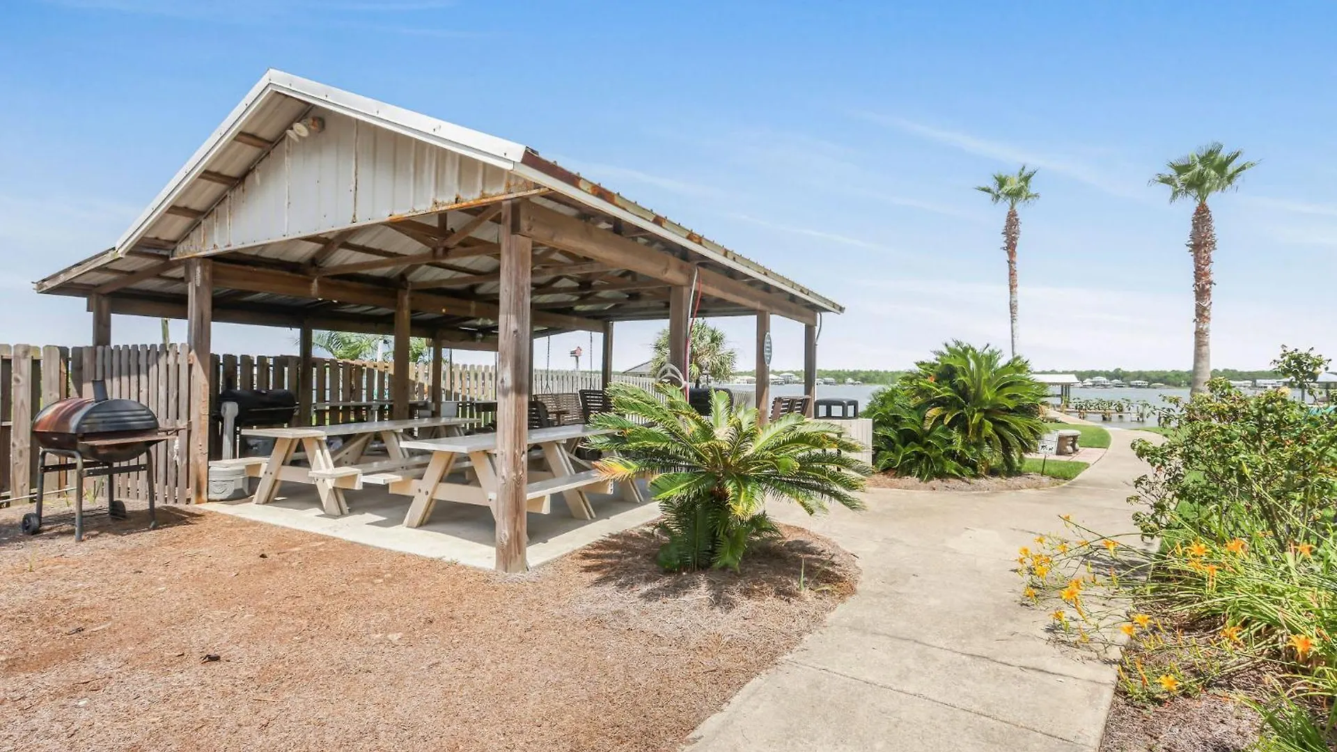 Lagoon Landing 202- Beautifully Decorated With Balcony & Pool Steps To & Lagoon Holiday home