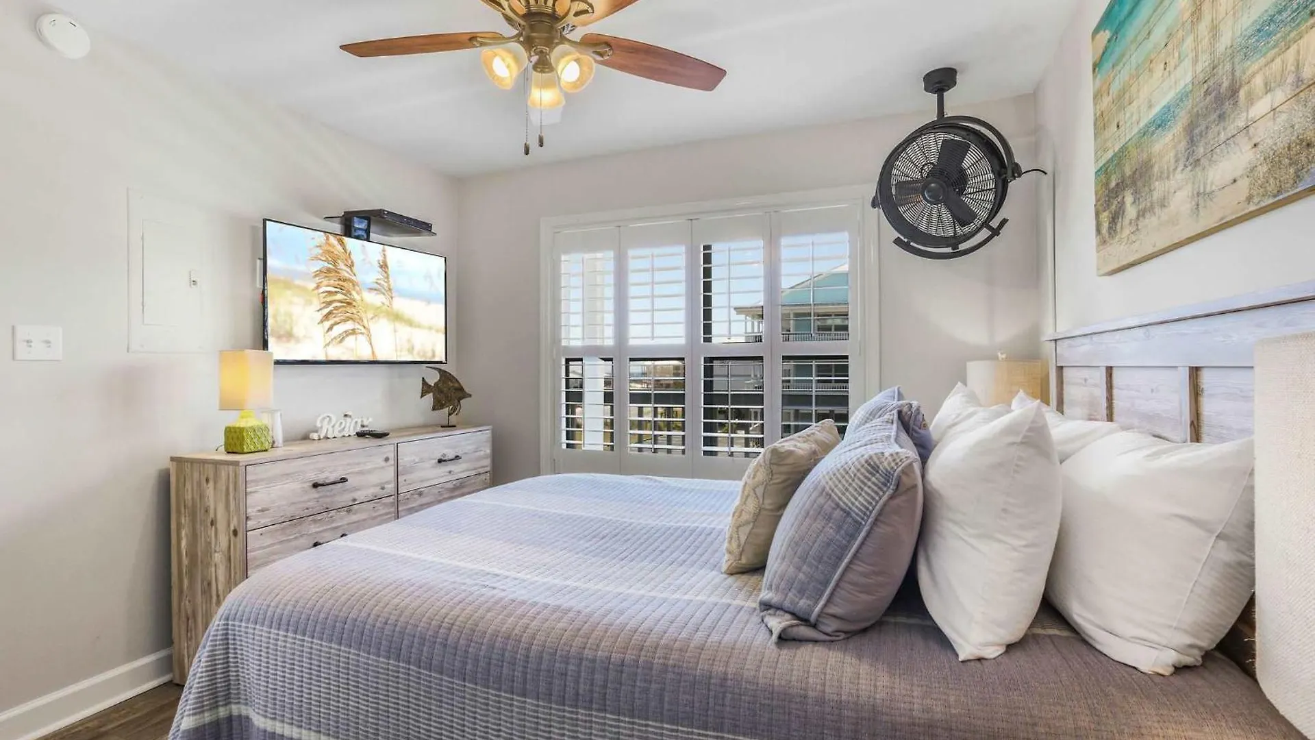 Holiday home Lagoon Landing 202- Beautifully Decorated With Balcony & Pool Steps To & Lagoon *