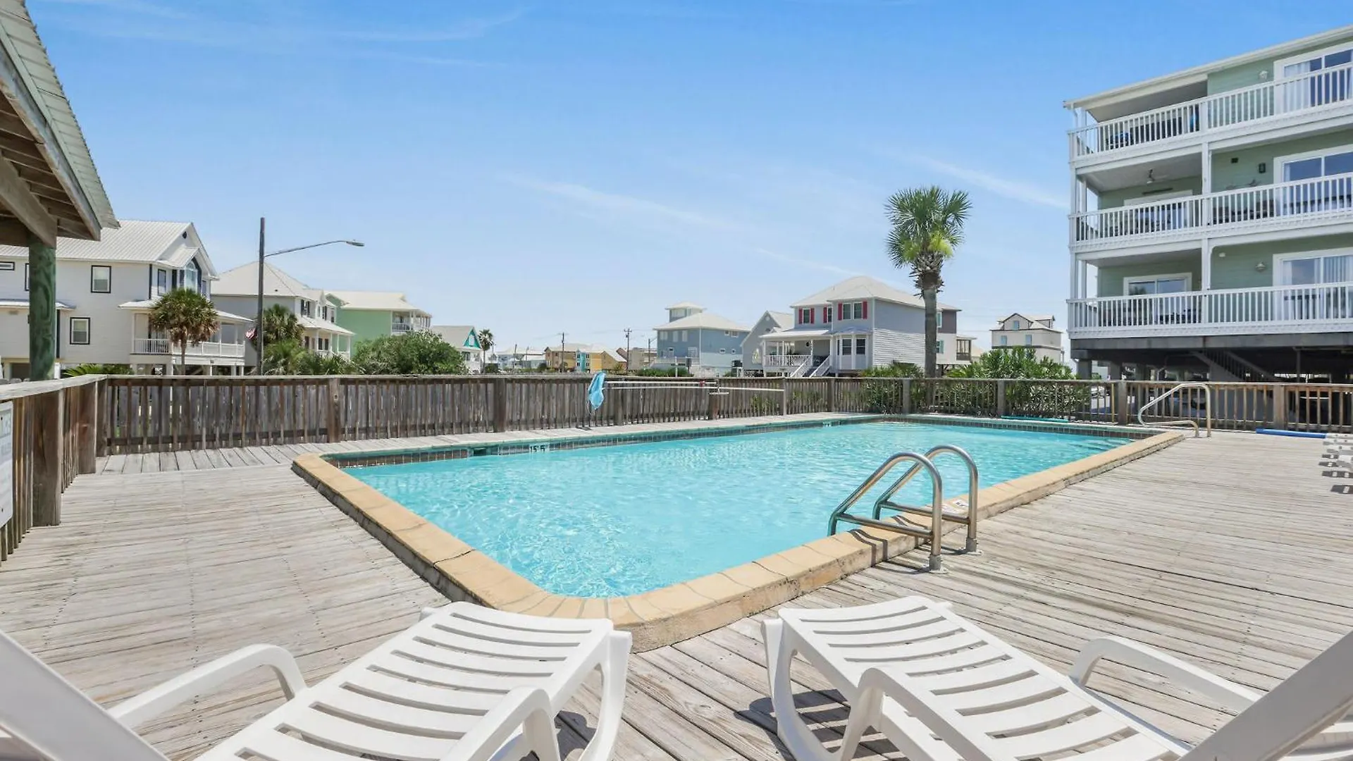 Lagoon Landing 202- Beautifully Decorated With Balcony & Pool Steps To & Lagoon *