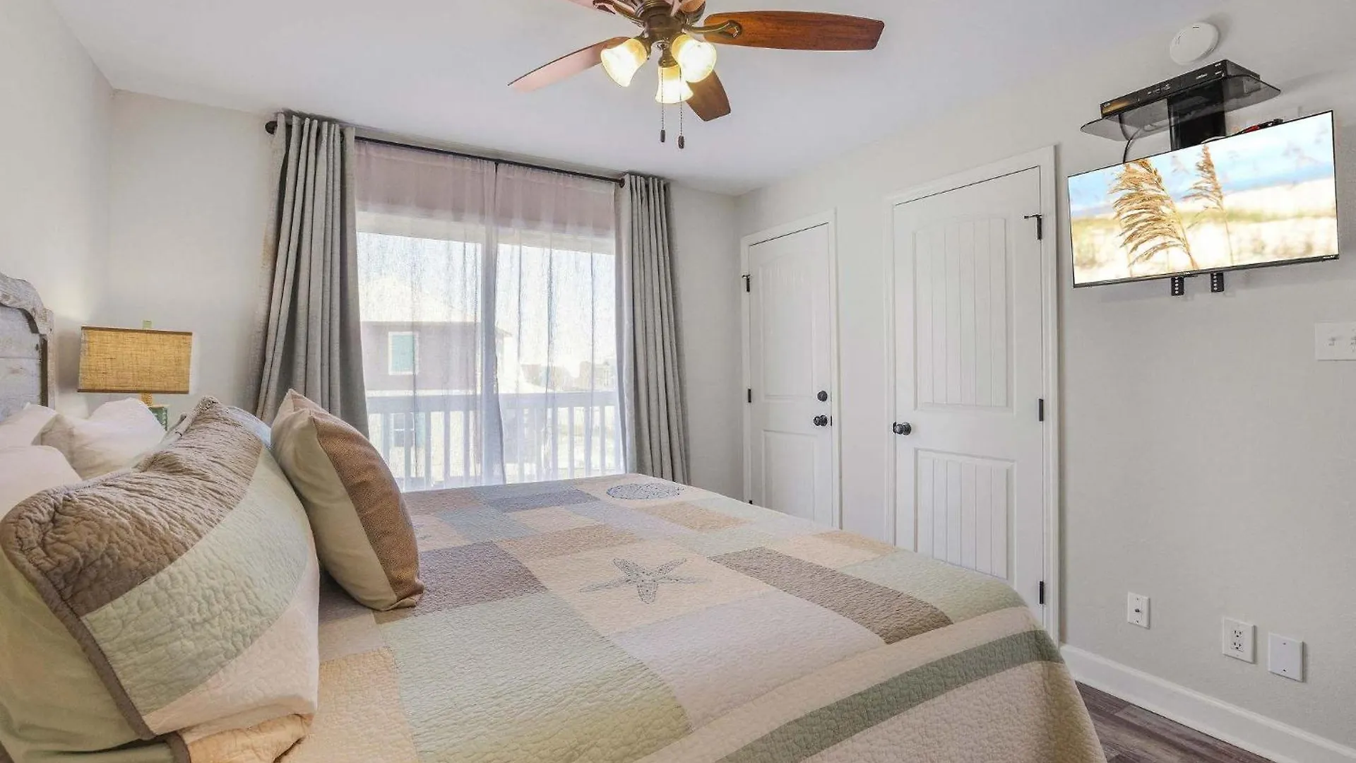 Lagoon Landing 202- Beautifully Decorated With Balcony & Pool Steps To & Lagoon Holiday home *