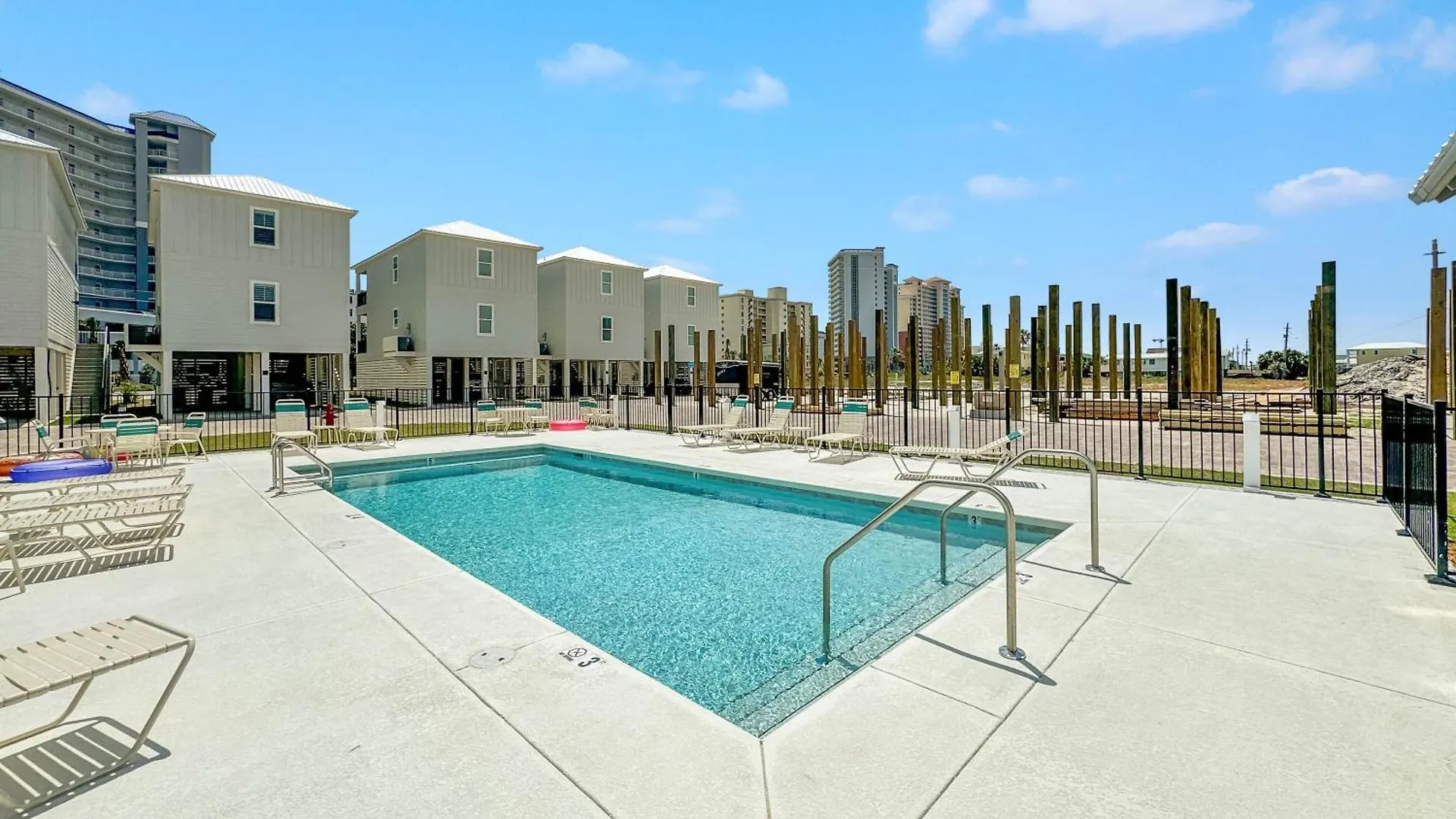 Beautiful 4 Bed, 4 Bath Home, Next To Pool & *