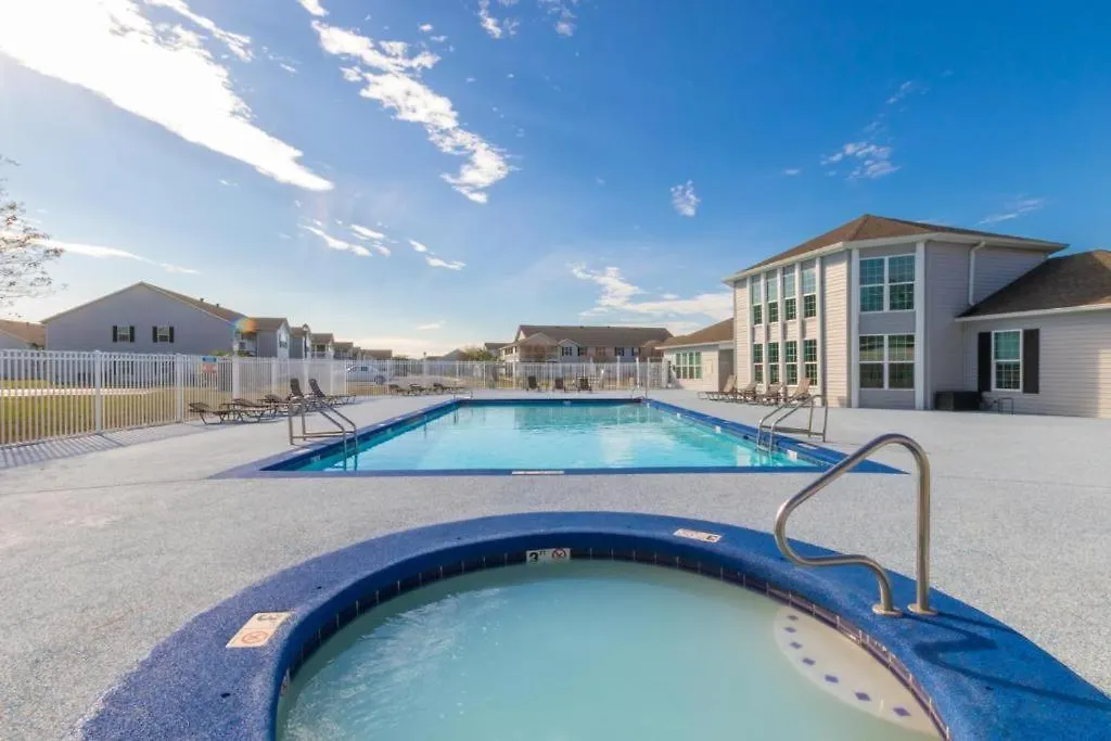 Full W/ Pool & Gym, Sleeps 4 *