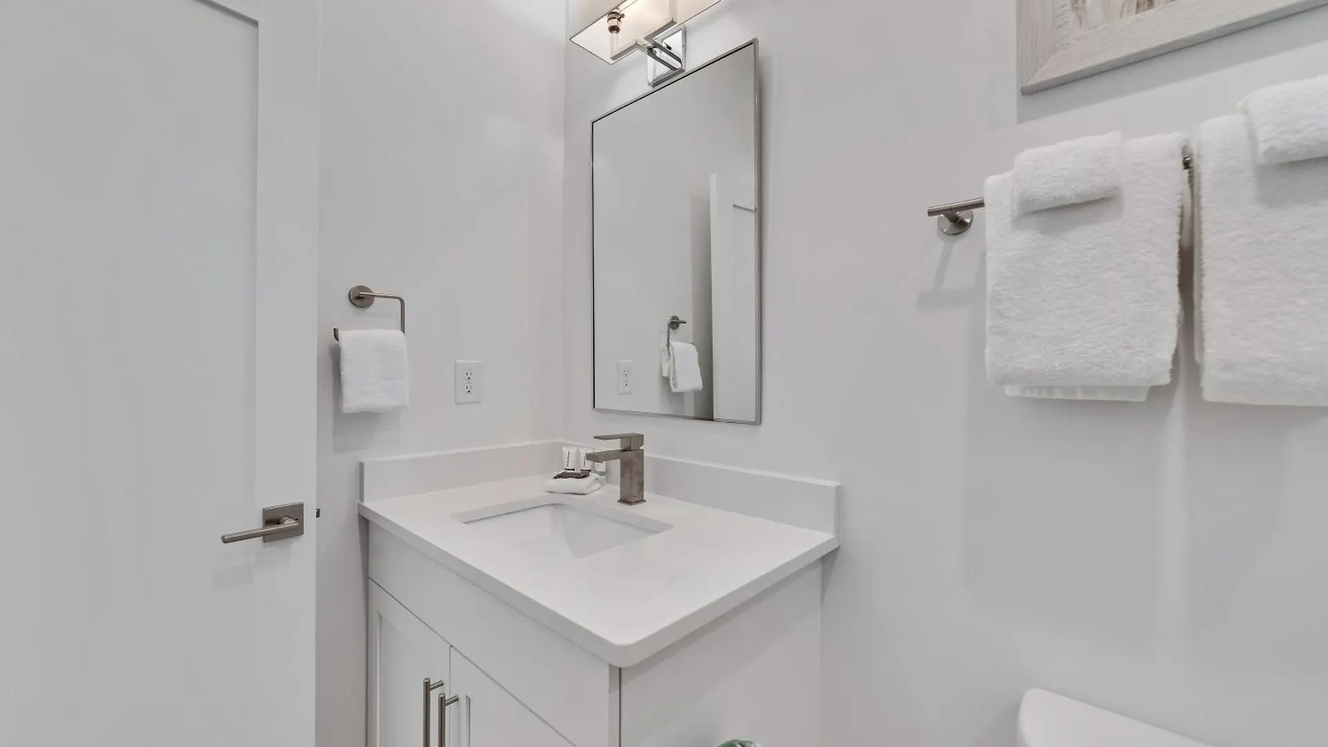 Beautiful 4 Bed, 4 Bath Home, Next To Pool &