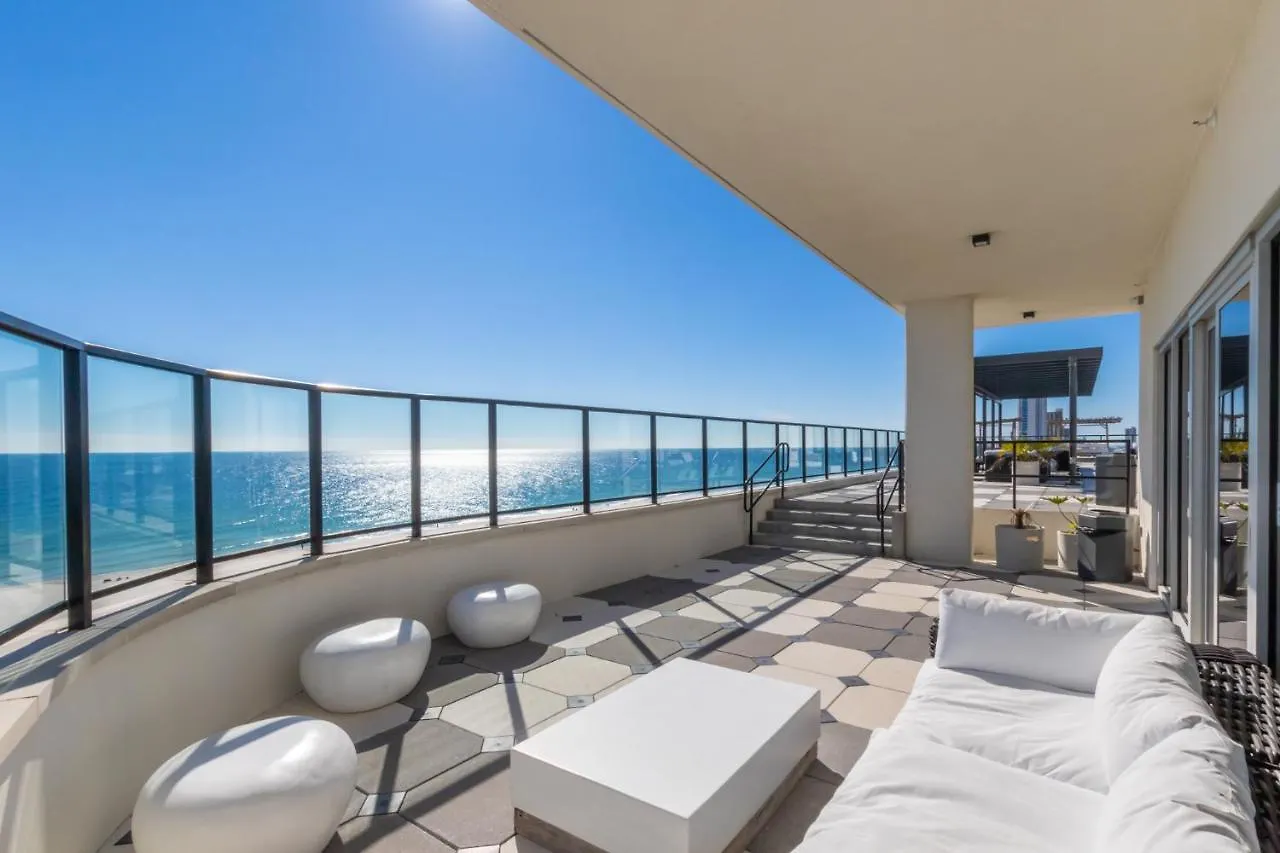 Casa de Férias Modern 4 Bedroom Luxury With Rooftop Pool Next To The Hangout!