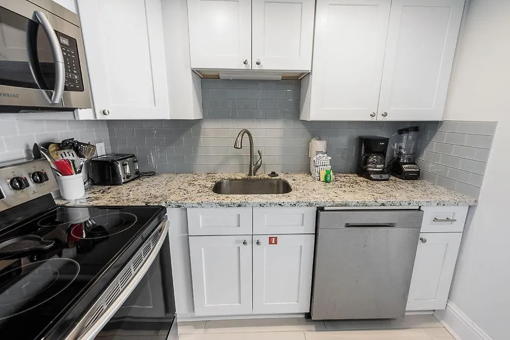 Island Winds East 308 By Albvr - Beautifully Renovated Beachfront & Steps Away From Hangout & More! *