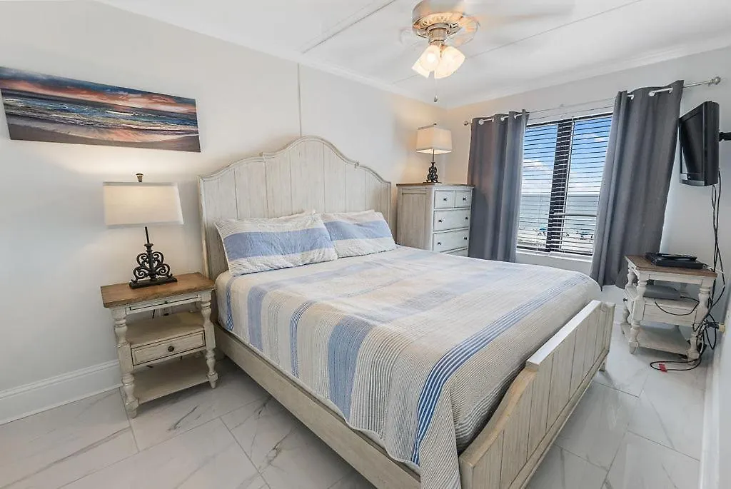Dom wakacyjny Island Winds East 308 By Albvr - Beautifully Renovated Beachfront & Steps Away From Hangout & More!